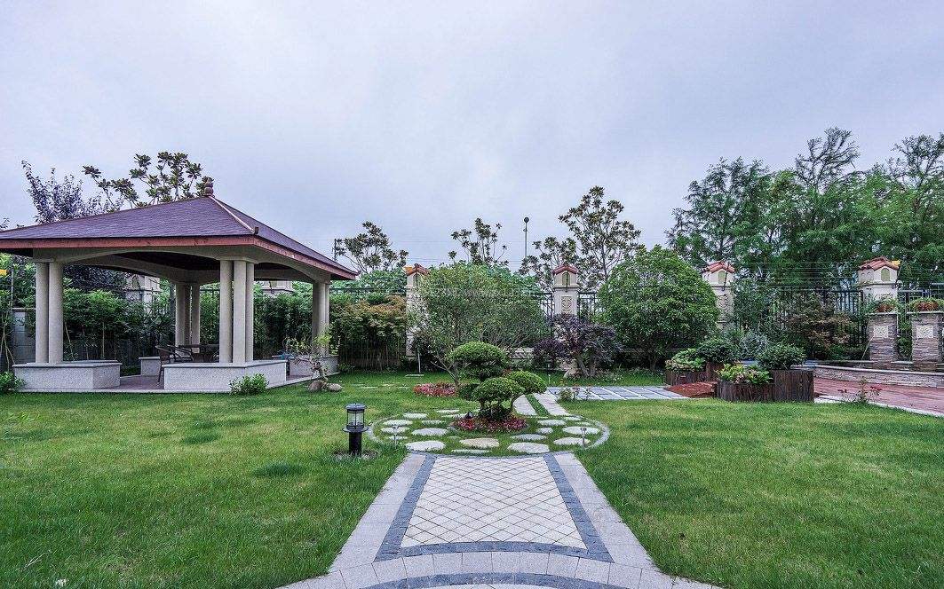 此生，愿以山野為伴，鮮花為友