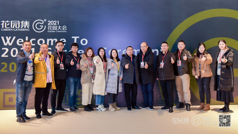 以匠心成就客戶， 以愛心成就同事