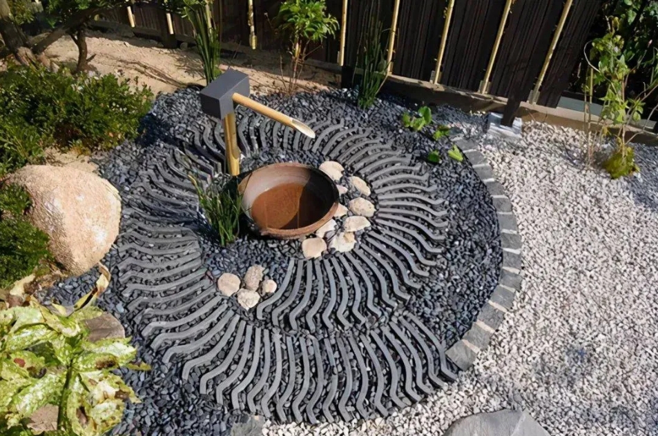 隨手放置幾塊瓦片，花園居然煥然一新！不得不說，中國人的創(chuàng)造力太強了