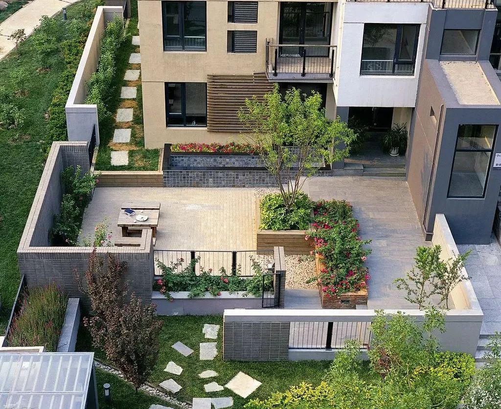 你的陽(yáng)臺(tái)還在只用來(lái)種花種草？那就太out了，快來(lái)學(xué)學(xué)流行布置吧