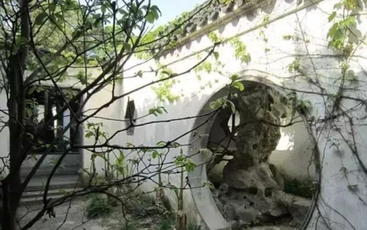 庭院之中來扇月洞門，滿滿的氛圍感！