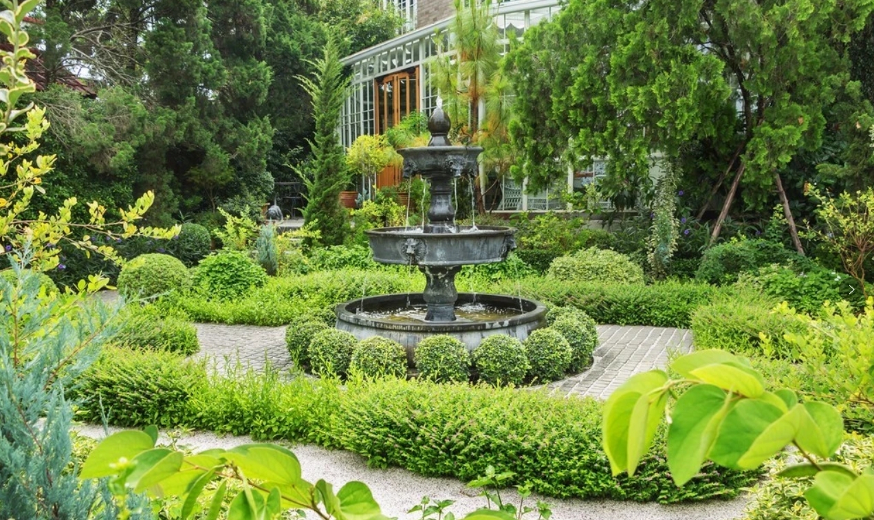 當自然元素融入鄉(xiāng)村庭院，這樣的院子這也太悠閑了吧~