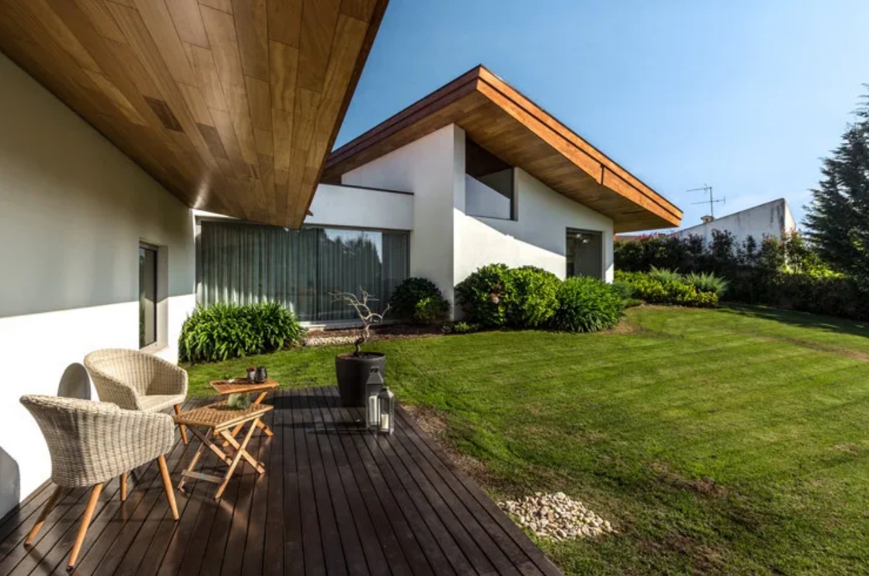 防腐木在花園里簡直百搭，太適合你的院子了！